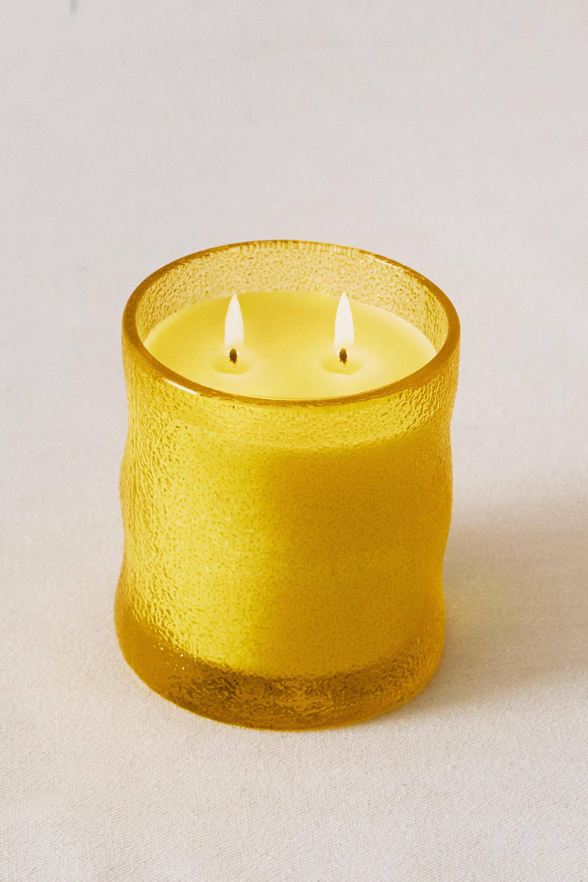 (310 G) GINGER LEMON SCENTED CANDLE — Pastel yellow