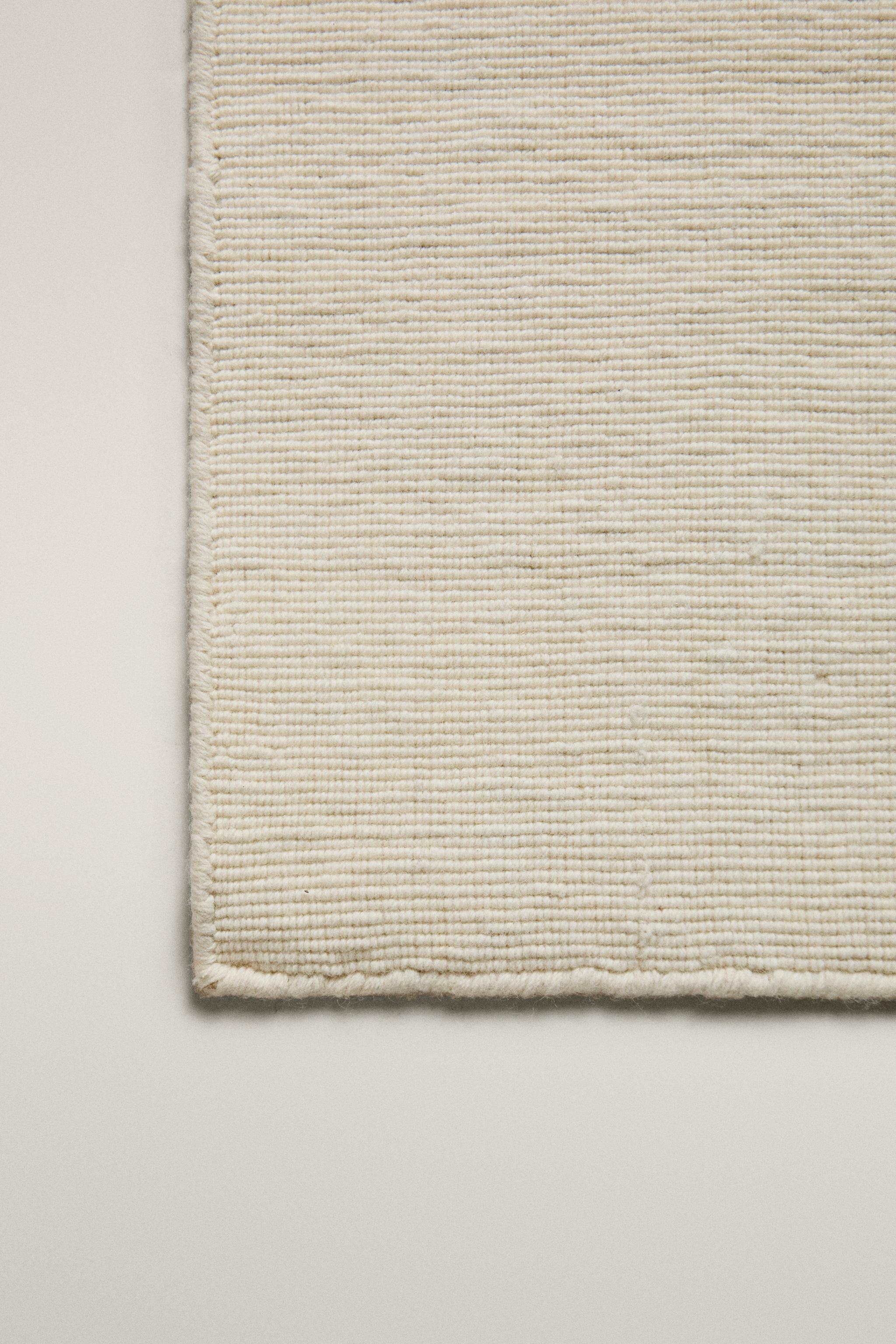 WOOL AREA RUG WITH SCALLOPED LINES