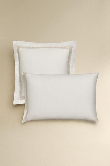 EMBROIDERED SATEEN PILLOWCASE - أبيض مكسور الخاص بـ Zara