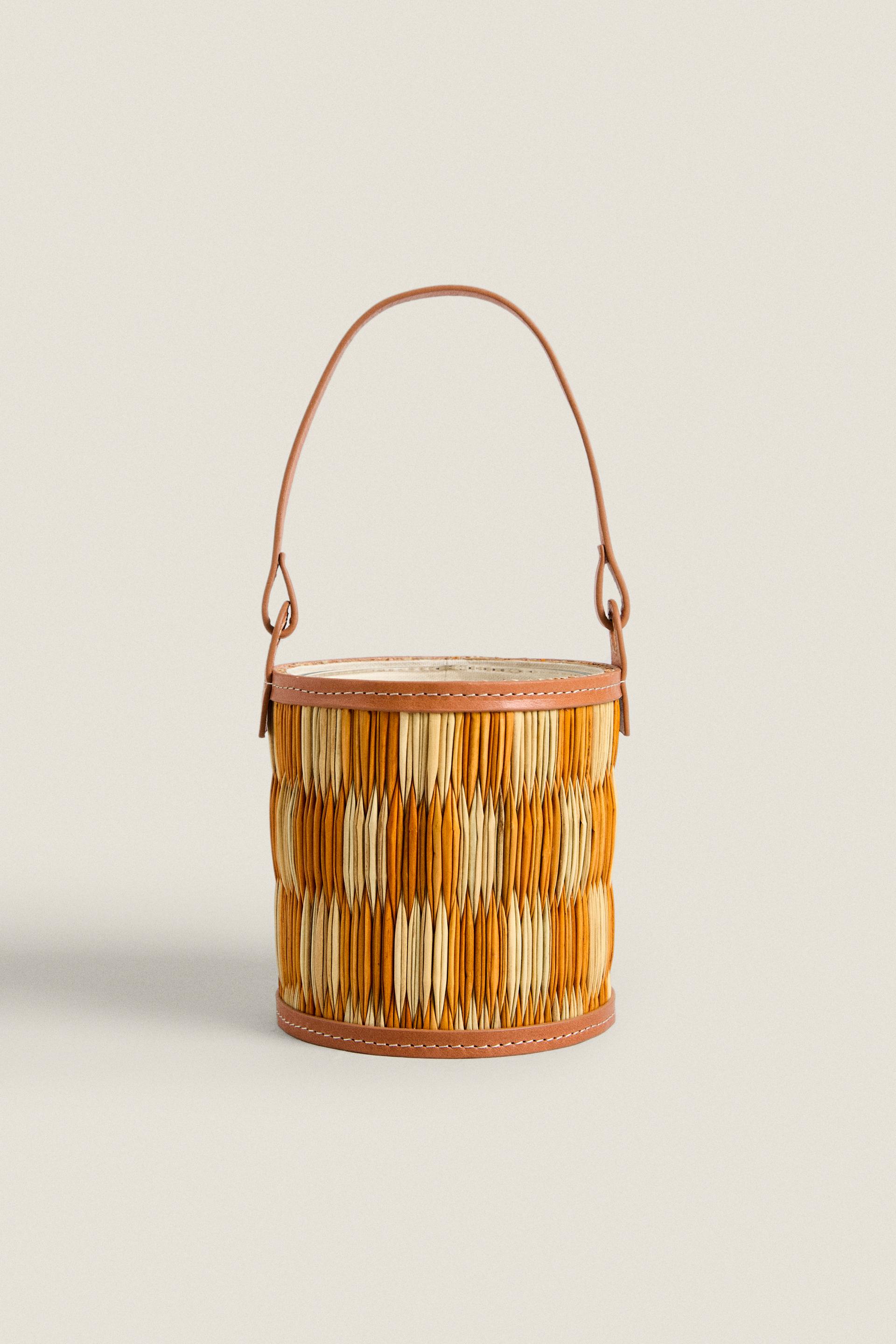 (620 G) BASILICUM SCENTED CANDLE WITH LEATHER AND REED CONTAINER Mint