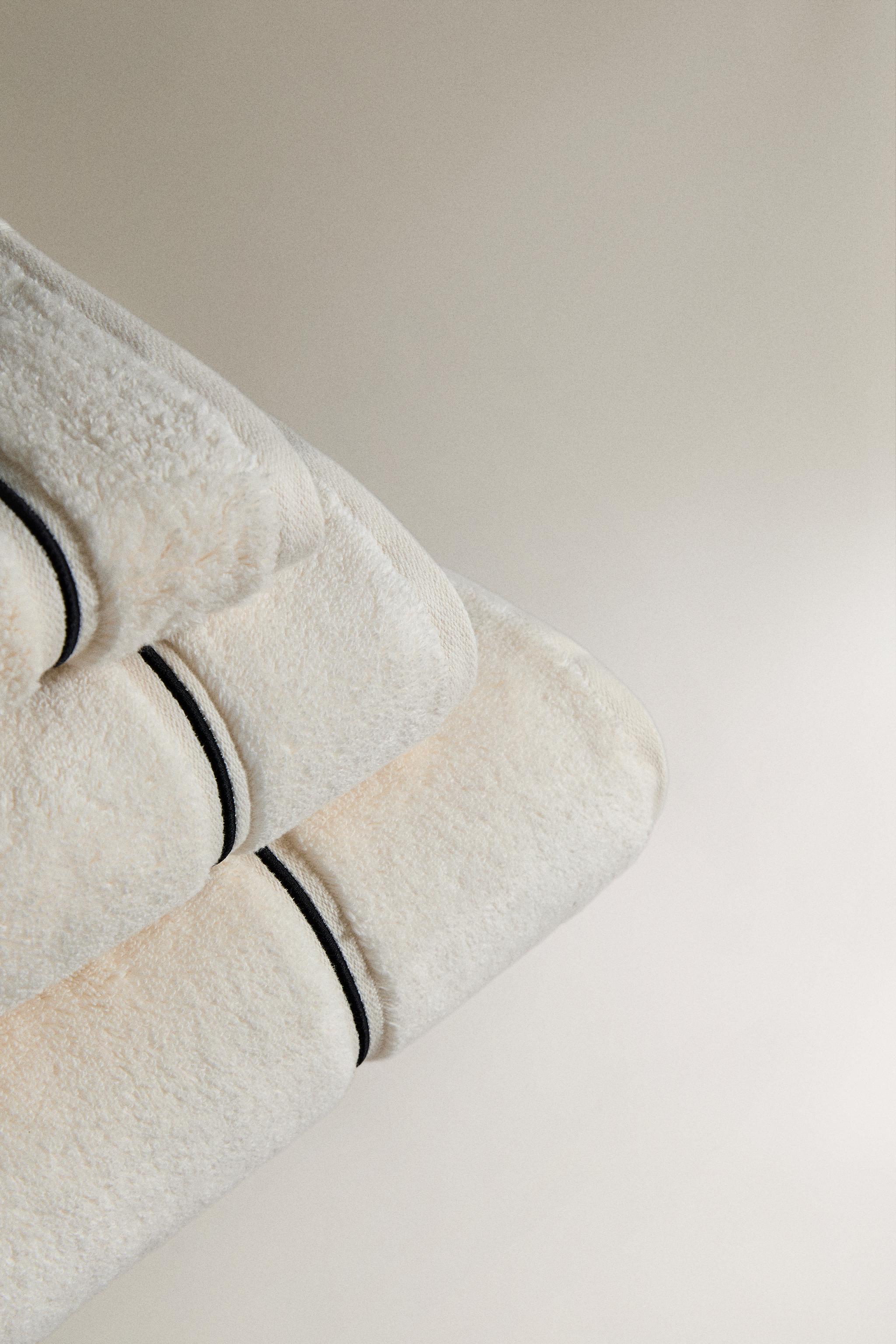SCALLOPED EMBROIDERED BATH TOWEL — Ecru / Black
