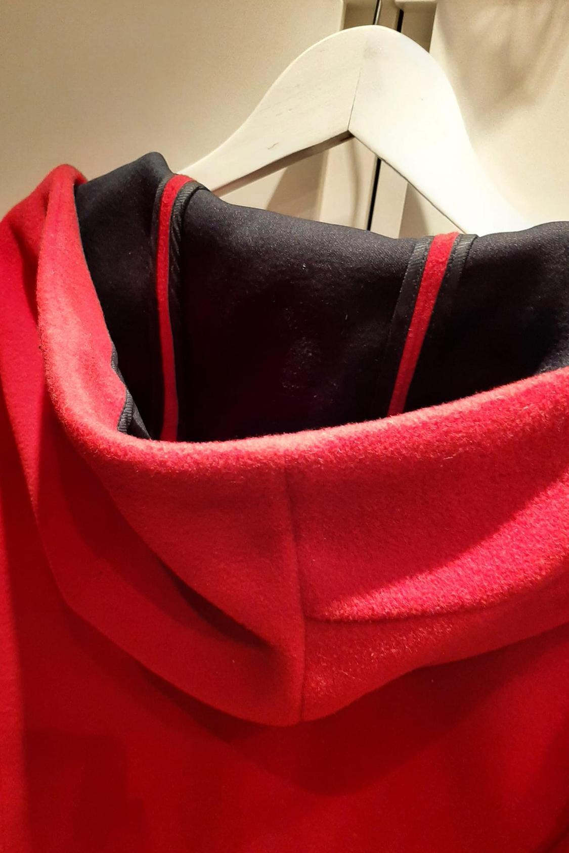 ABRIGO ROJO DE PAÑO Y NEOPRENO CON CAPUCHA - Image 4