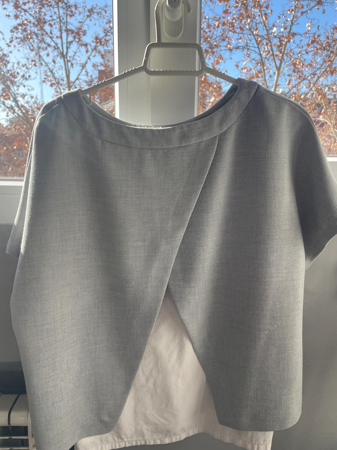 CAMISA GRIS ENCIMA DE CAMISETA BLANCA - Image 3