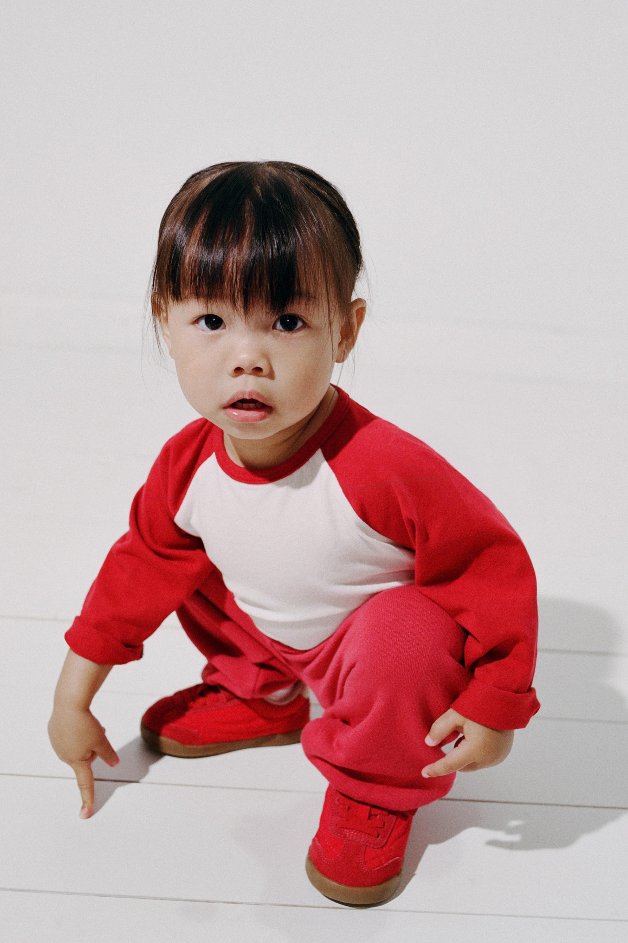 CONTRAST RAGLAN SLEEVE T-SHIRT — Red