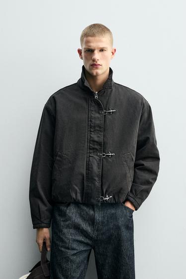 УКОРОЧЕНА КУРТКА З МЕТАЛЕВИМИ ҐУДЗИКАМИ - Сірий Zara