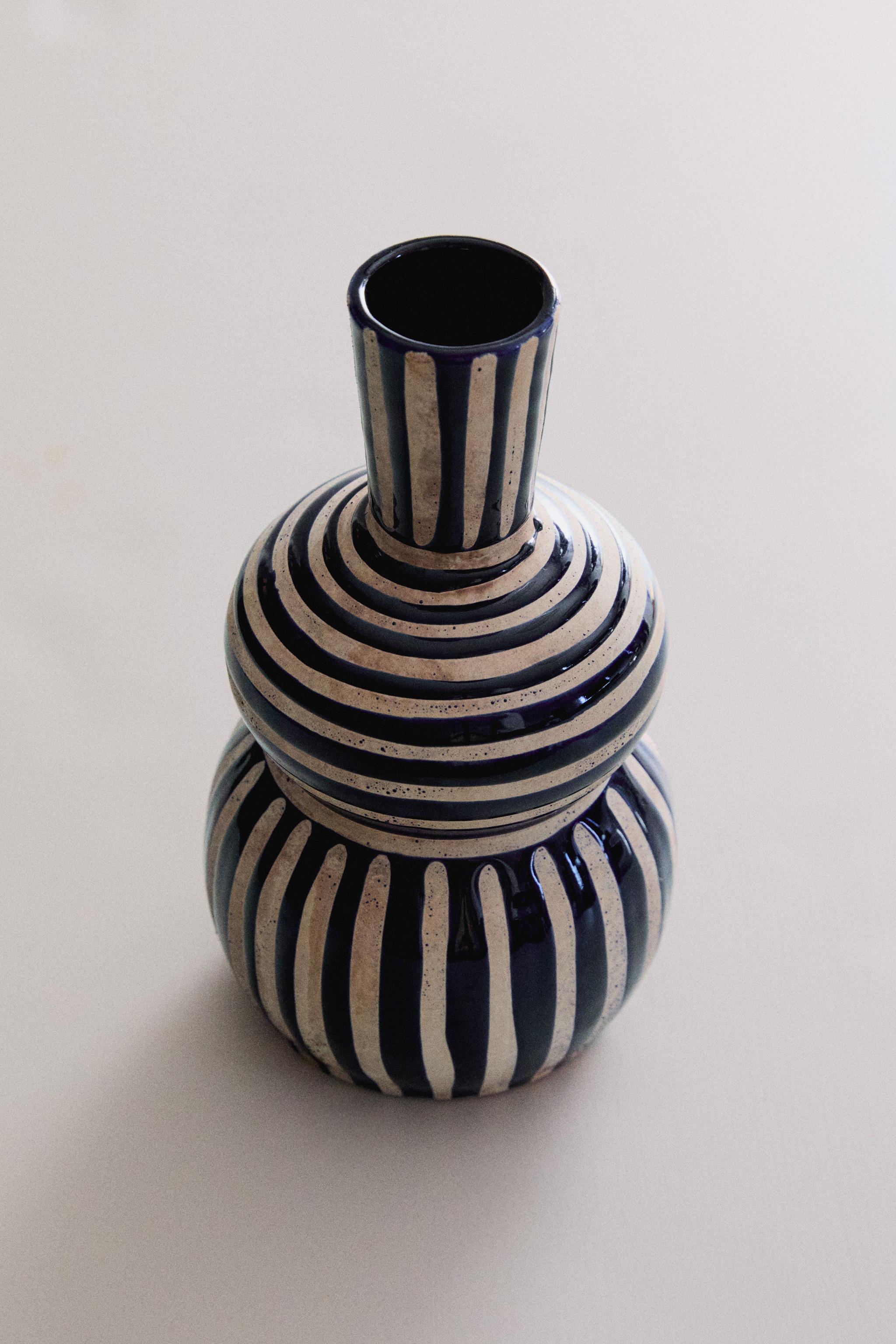 DECORATIVE HULU CERAMIC VASE