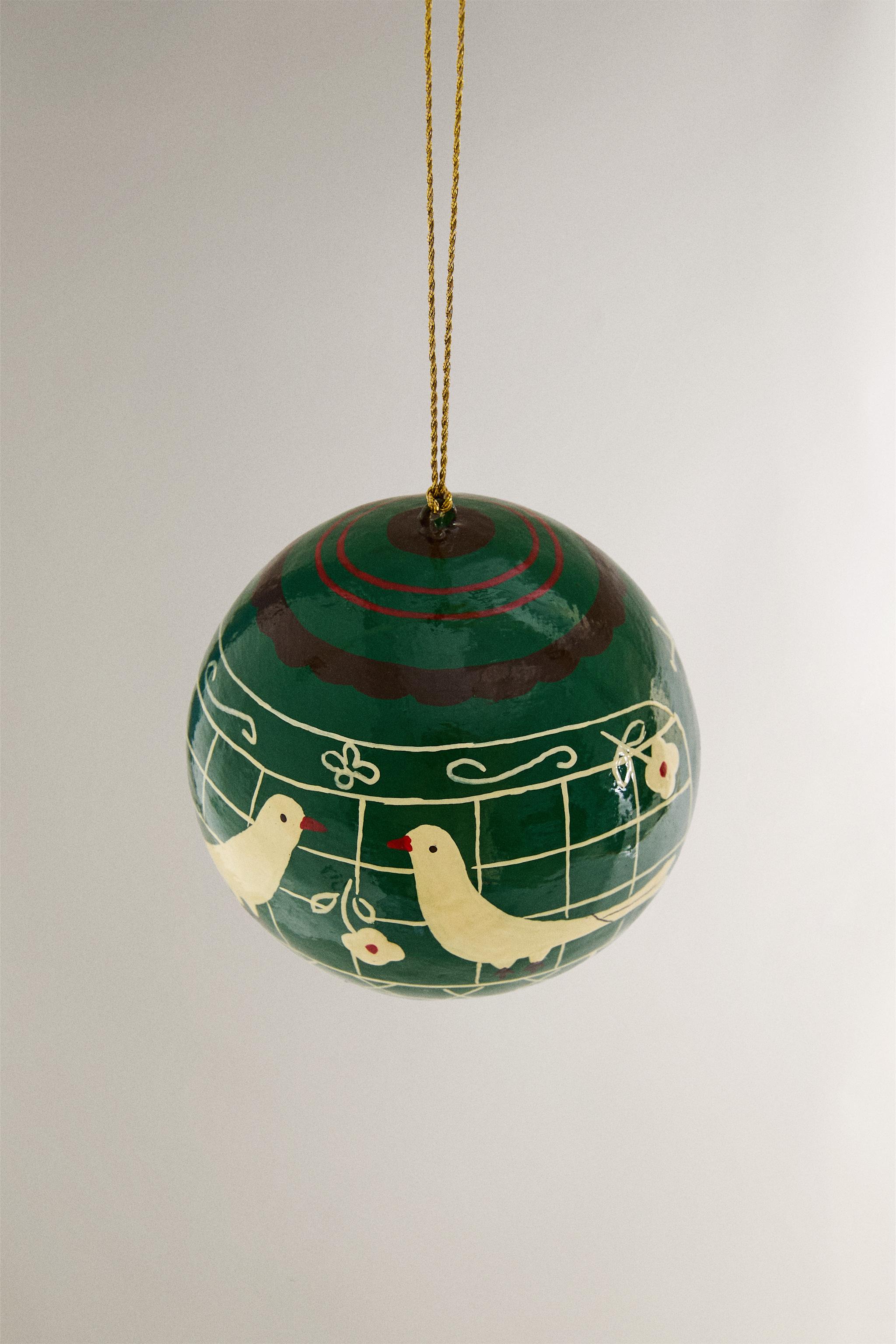 CHRISTMAS TREE BALL ORNAMENT WITH HENS AND FLOWERS