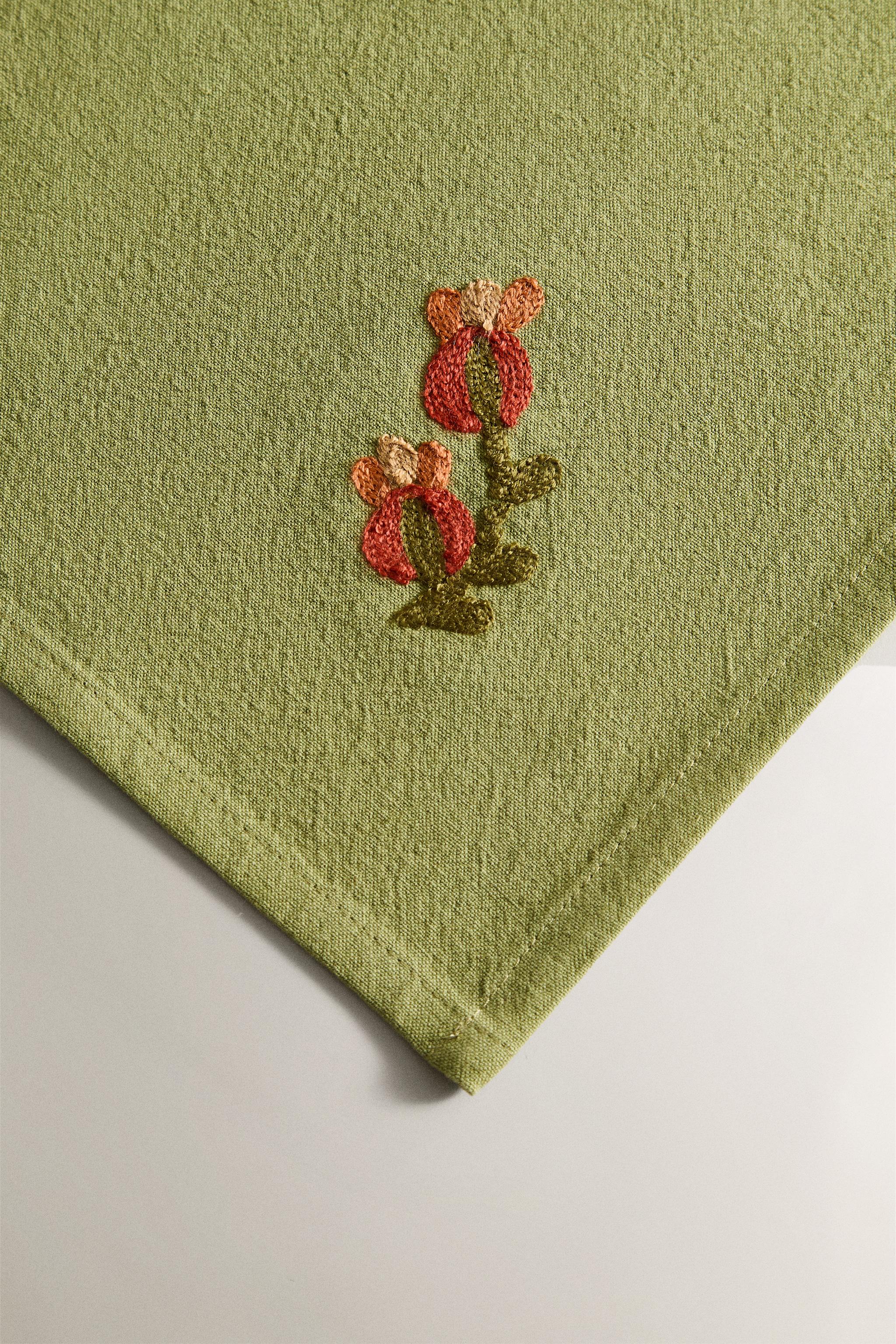 LOT DE SERVIETTES BRODERIE FLORALE (LOT DE 2)