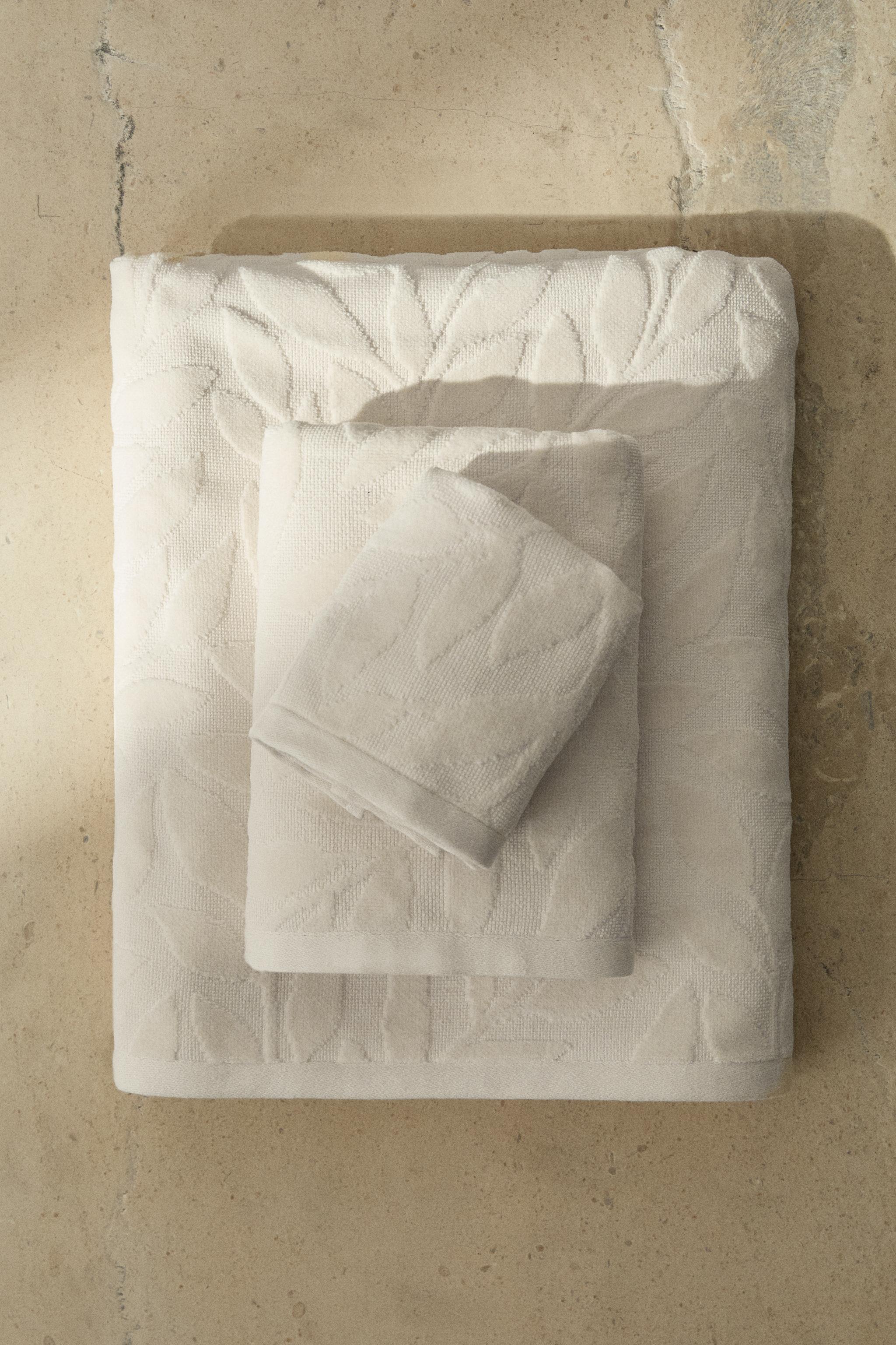 VELOUR JACQUARD BATH TOWEL