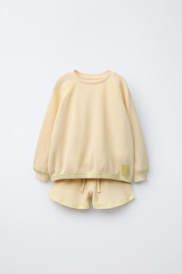 Zaras SET MED SWEATSHIRT OCH SHORTS, VÅFFLAT TYG MED SÖMMAR - Vanilj