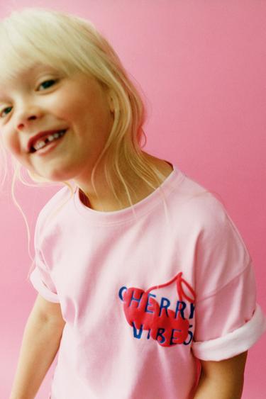 CAMISETA ESTAMPADA CEREZAS RELIEVE - Rosa claro de Zara