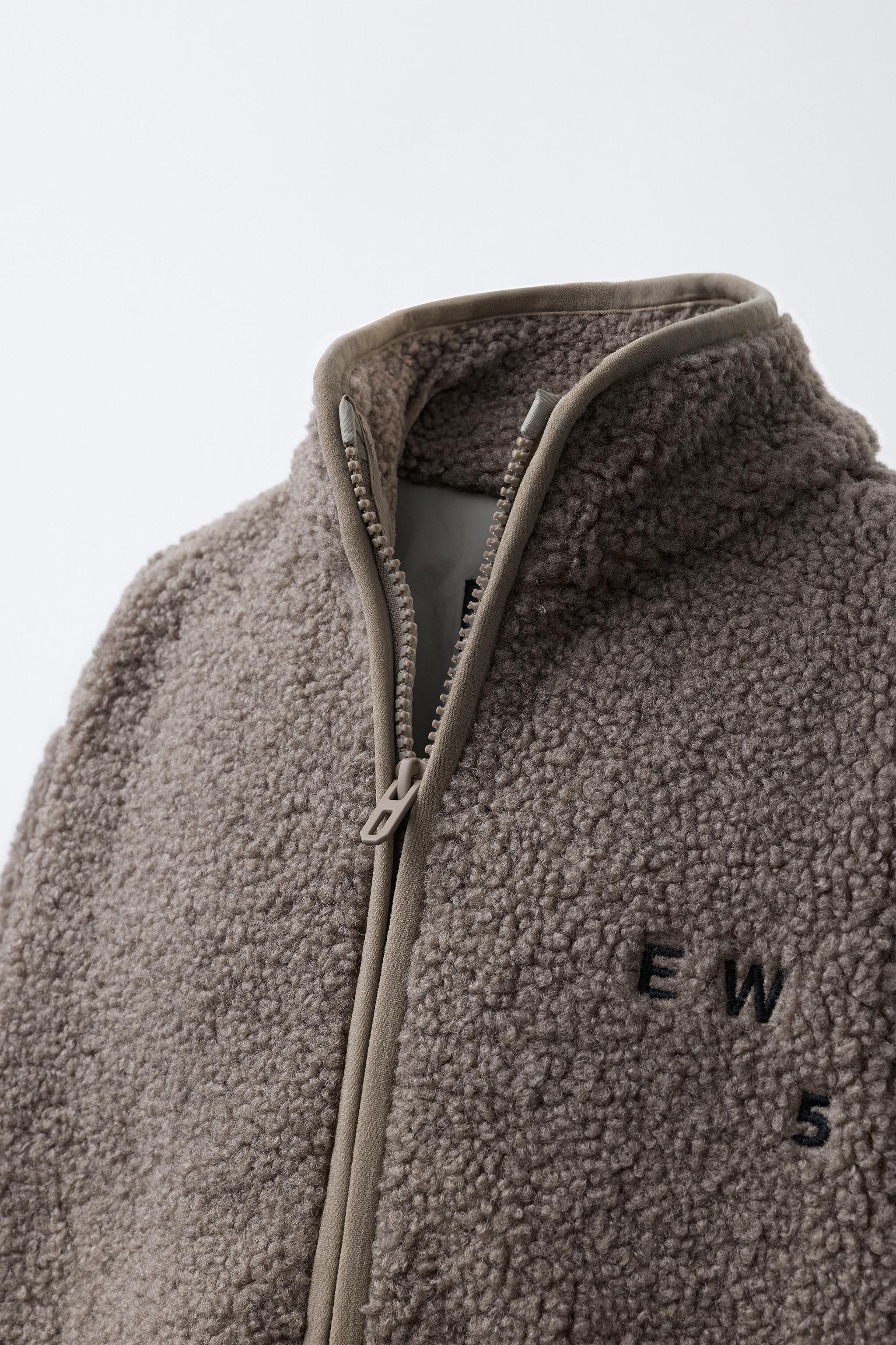 BLOUSON EFFET MOUTON À INSCRIPTION BRODÉE