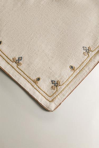 PLACEMAT WITH FLORAL EMBROIDERY - Light beige by Zara - Image 2