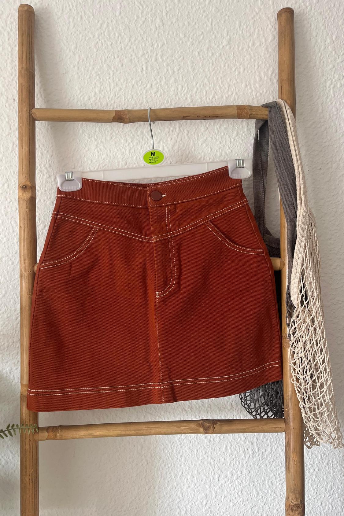 SEAMED MINI SKIRT