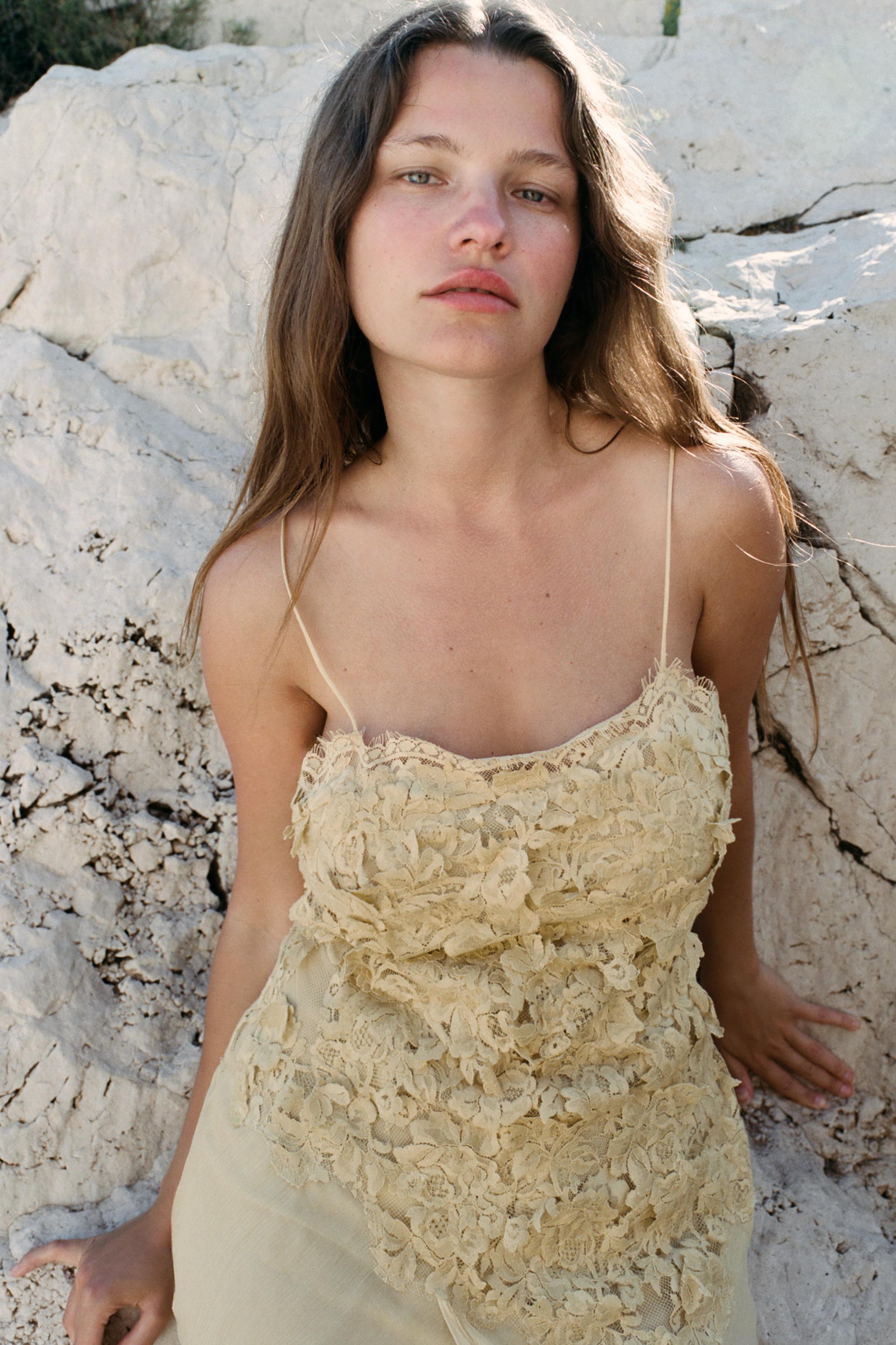 ROBE EN GEORGETTE AVEC DENTELLE RELIEF