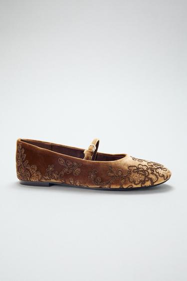 BALLERINA MET BORDUURSEL EN FLUWEEL-EFFECT - Oker van Zara