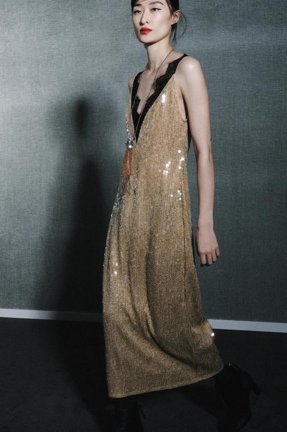 Dlouh zlat flitrovan aty s vstihem do V, irokmi ramnky a ernou krajkou na vstihu.