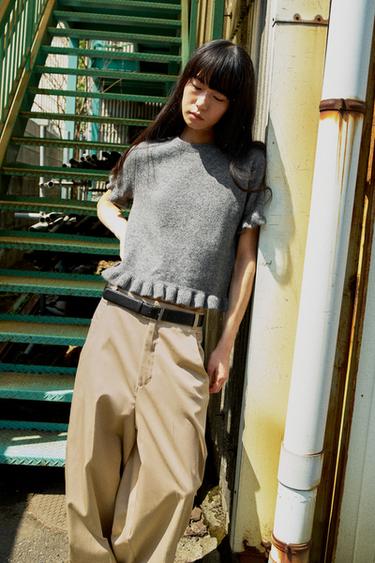 フリル付きショートスリーブニットセーターグレーZaraのフリル付きショートスリーブニットセーター - グレー