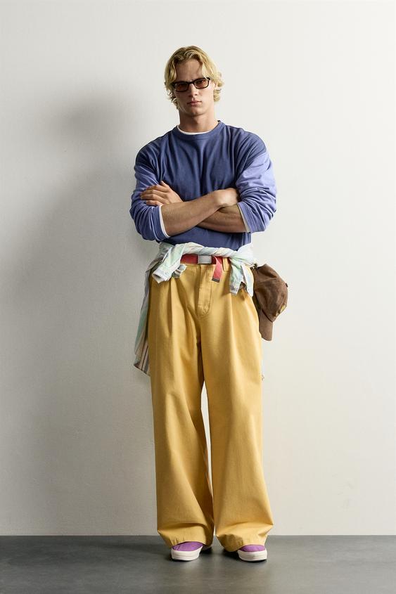 PANTALÓN CHINO PLIEGUES FRUIT OF THE LOOM™ - Mostaza de Zara - Imagen 0