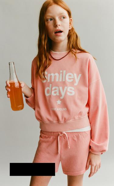 Деним шорт киген әдемі қыз Деним шорт киген әдемі қыз