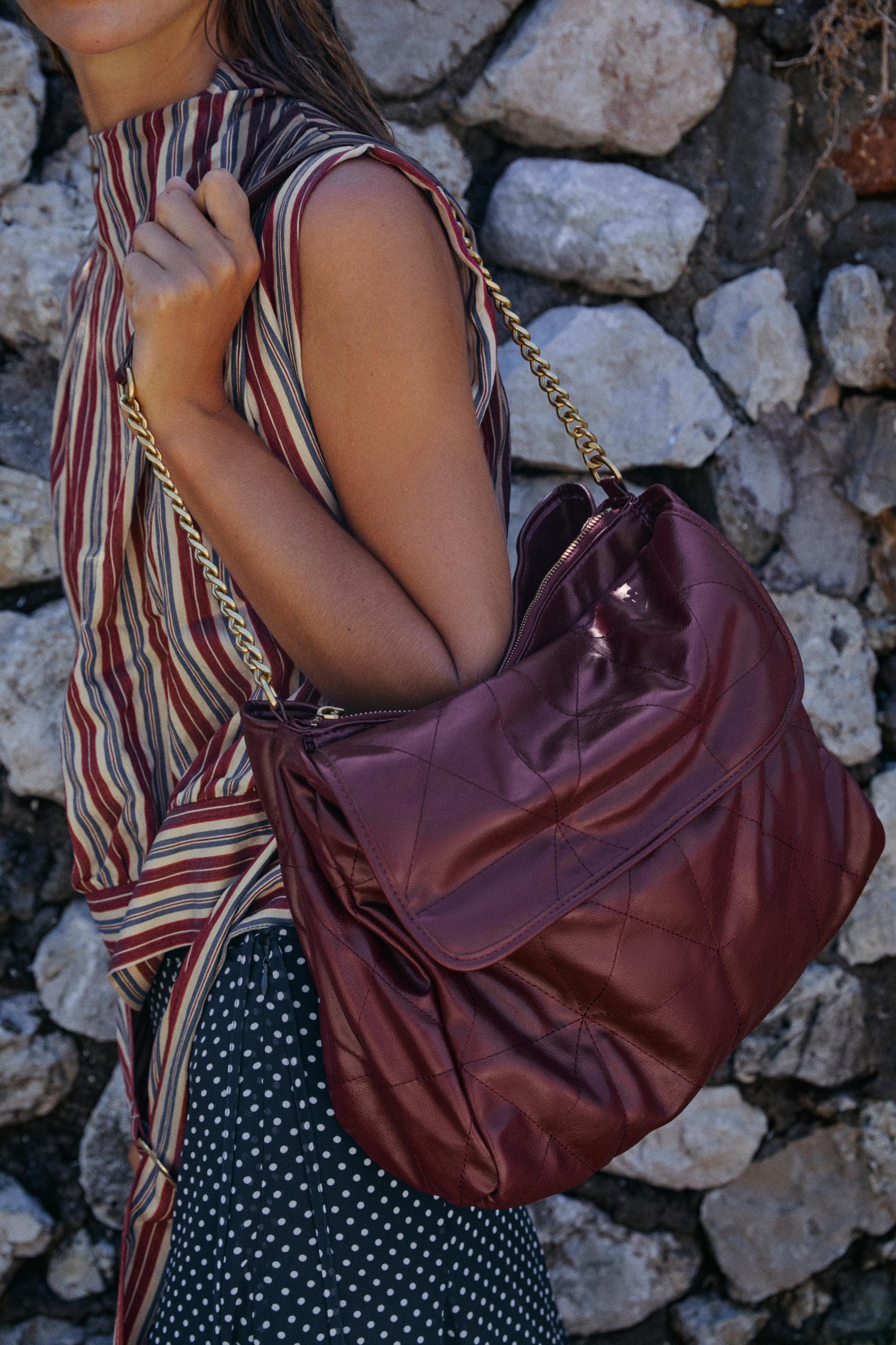 FLAP SHOULDER SHOPPER BAG — Burgundy Red
