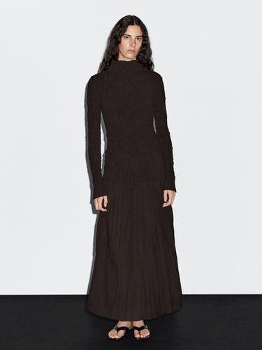 Vestido largo plisado strech - Marrón de Zara - Imagen 0