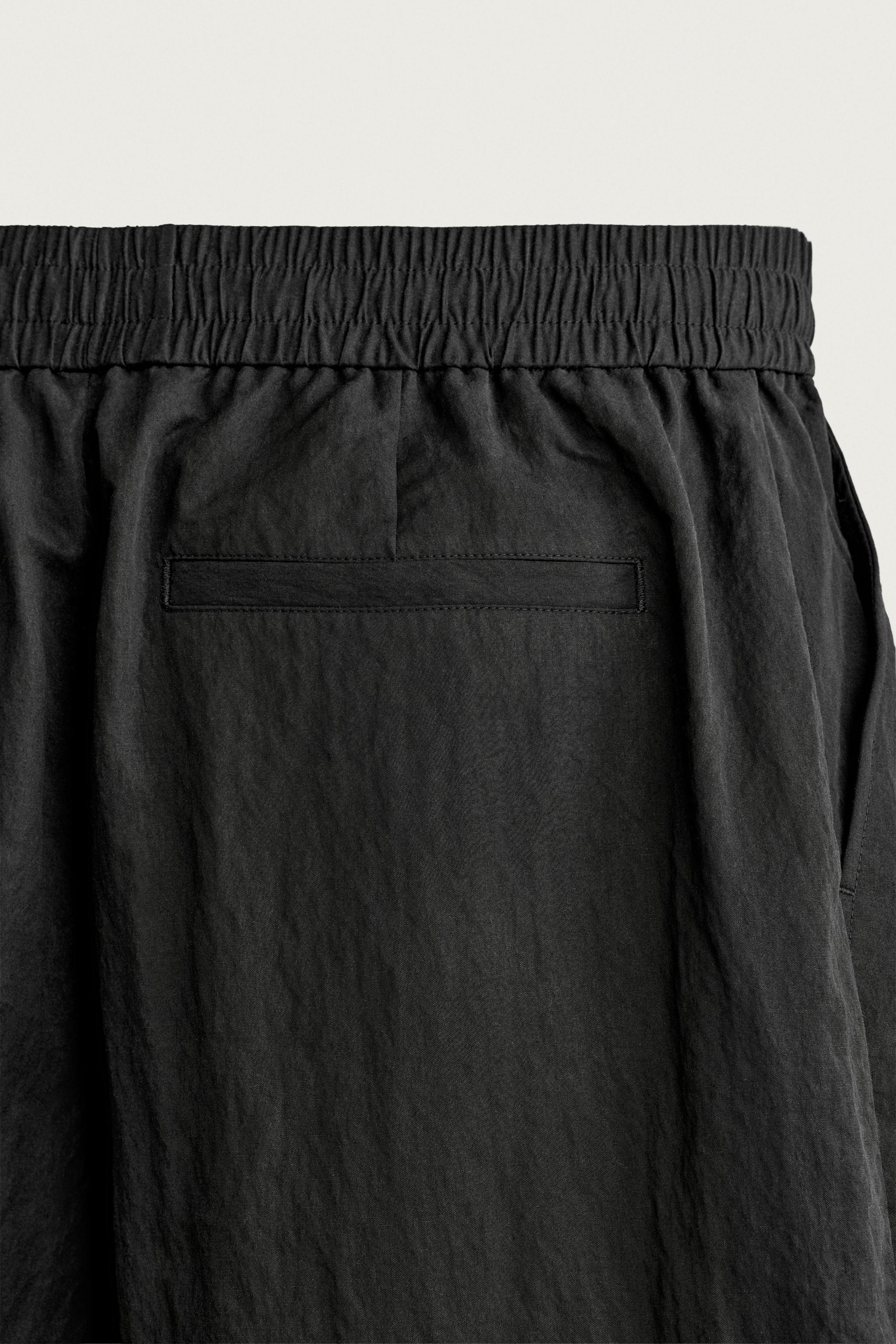 RELAXED FIT FLUID PLEATED SHORTS