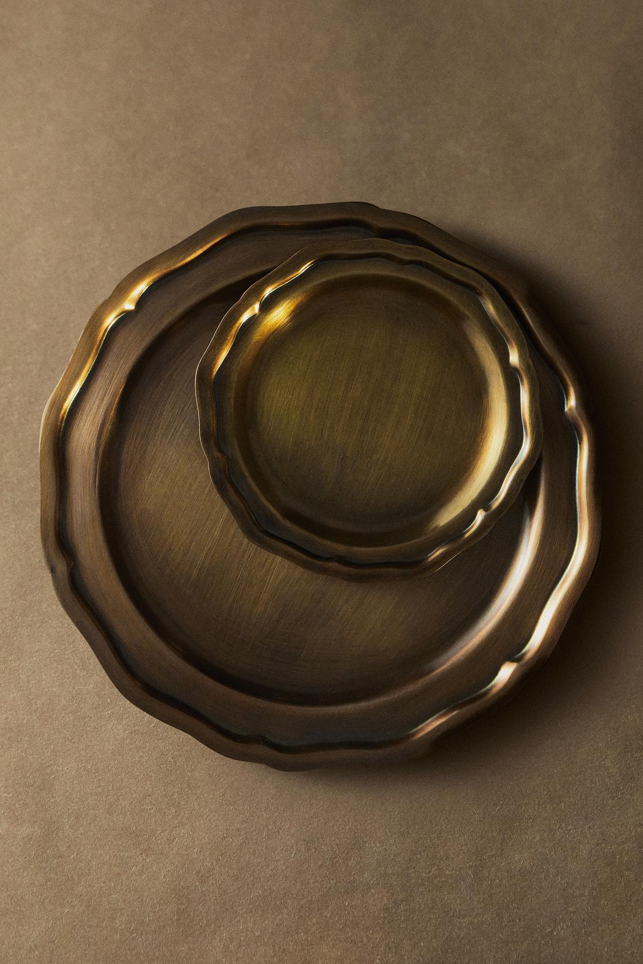 CHRISTMAS WAVY EDGE CANDLE TRAY — Golden
