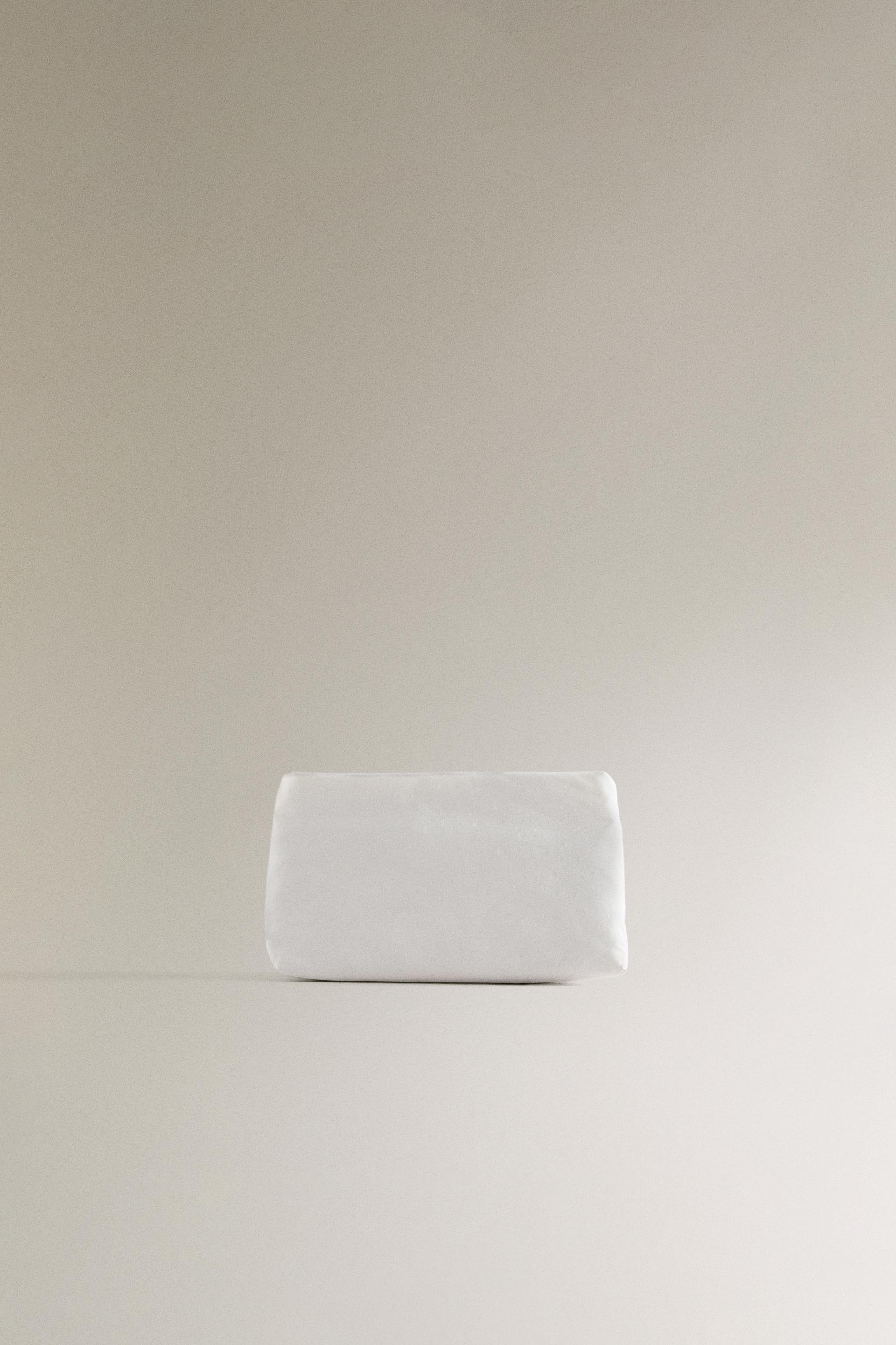 TECHNICAL FABRIC TOILETRY BAG