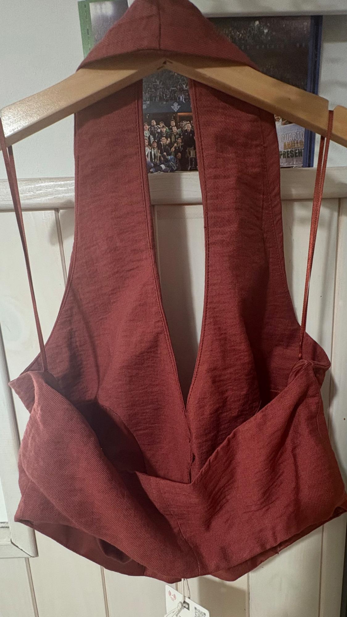 HALTER NECK CROP TOP - Image 2