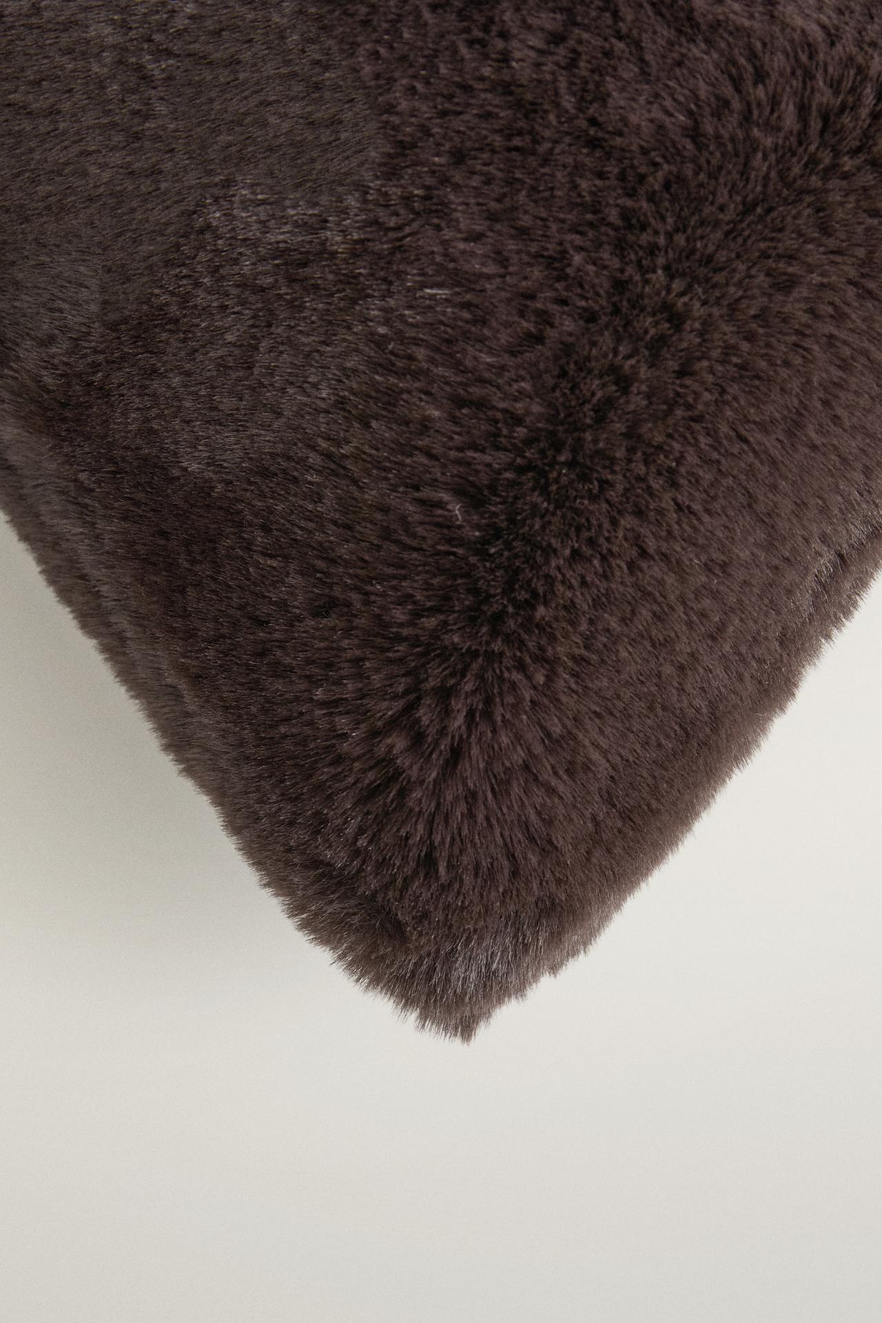 SHORT FAUX FUR THROW PILLOW COVER — Dark brown
