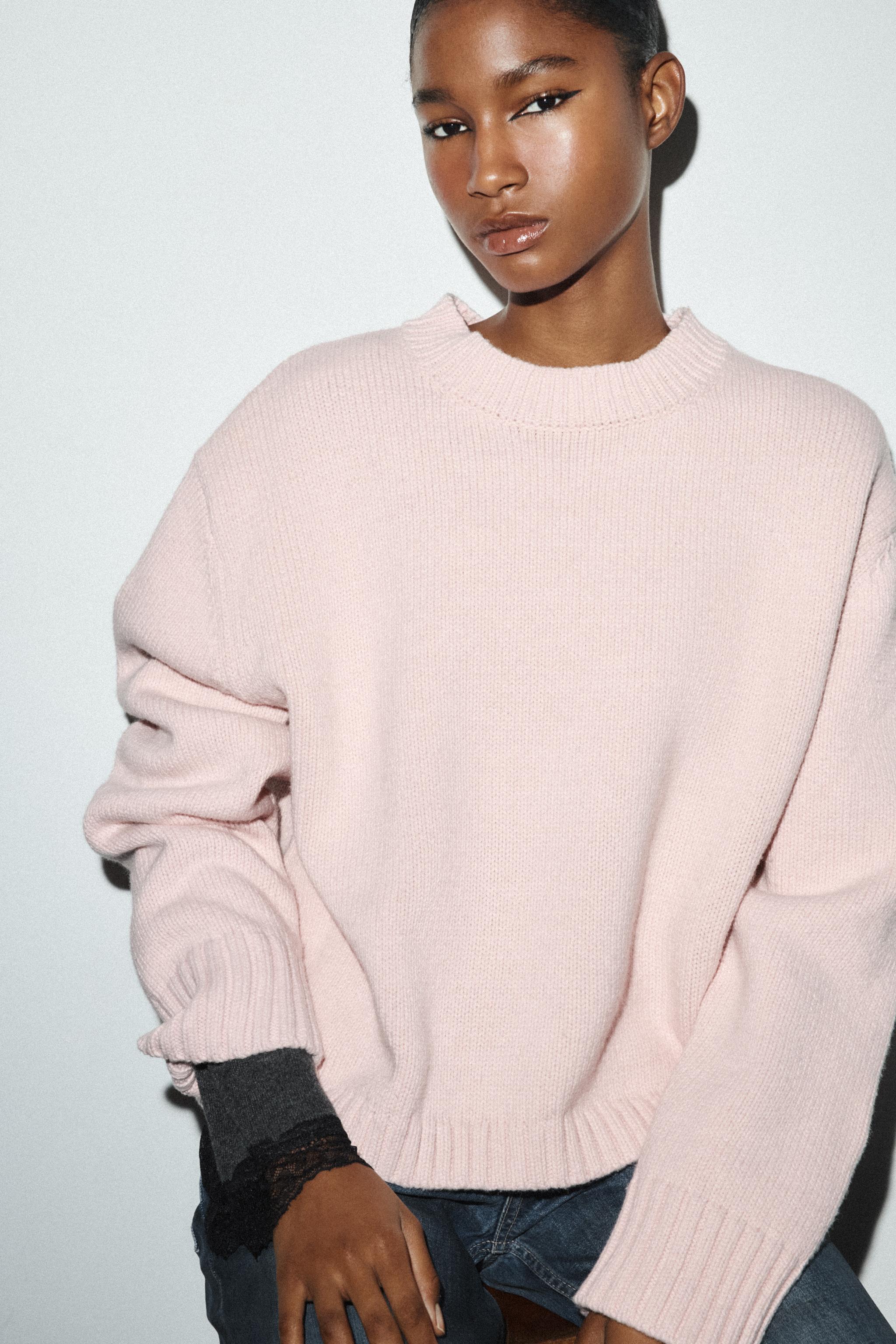 PULL EN MAILLE AVEC DÉTAIL AU DOS