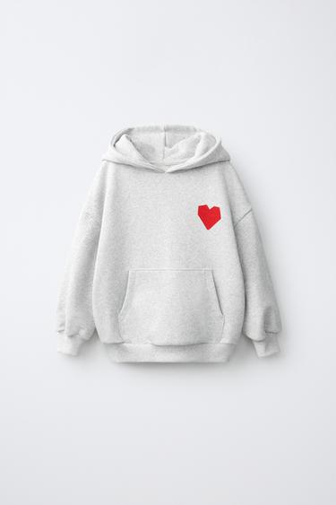 BUZO CON CAPUCHA CON ESTAMPADO DE CORAZÓN