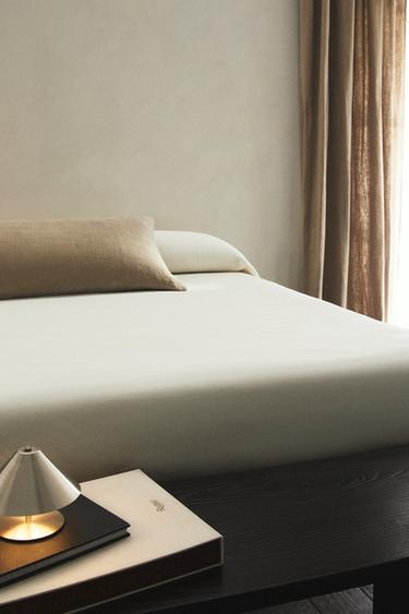 (400 GXM²) PIQUÉ BEDSPREAD - Oyster-white by Zara