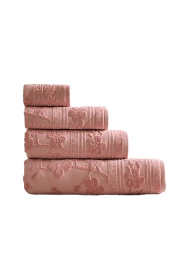 منشفة حمام بأزهار جاكار - وردي الخاص بـ Zara