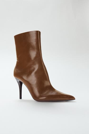 STIVALETTI CON TACCO EFFETTO VERNICE - Marrone di Zara