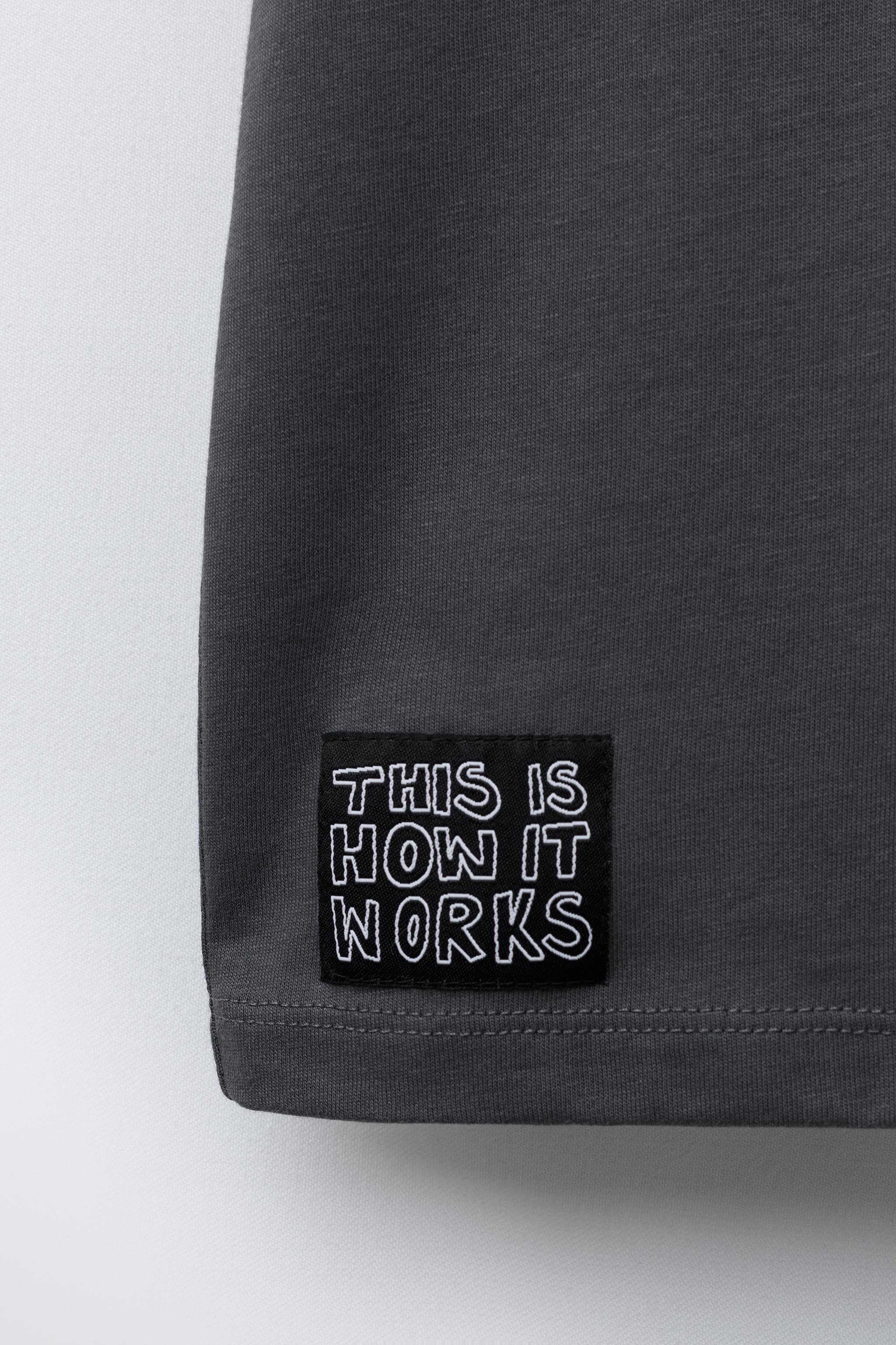 CAMISETA ESTAMPADA GRAFFITI - Gris antracita | ZARA Chile