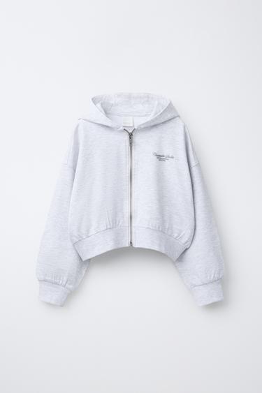 PULOVER S KAPUCO IN RELIEFNIM NAPISOM - Lisasto siva od Zare