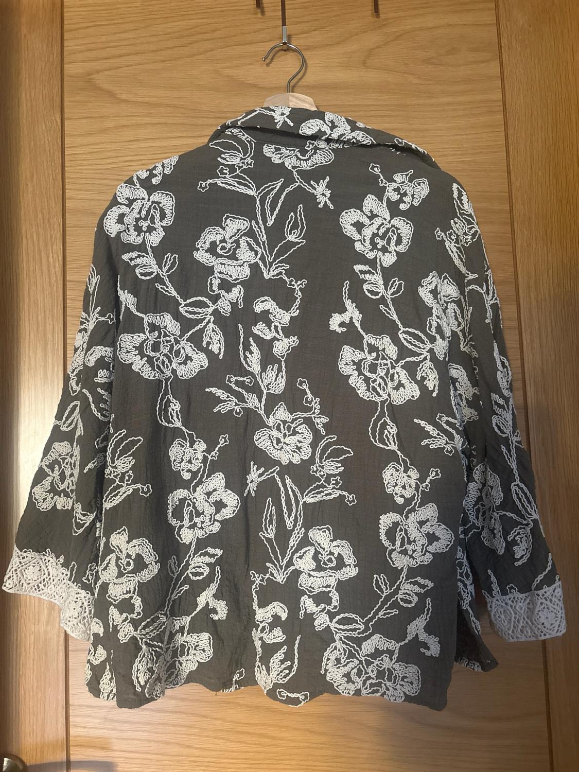 EMBROIDERED SHIRT WITH GUIPURE SLEEVES - Image 4