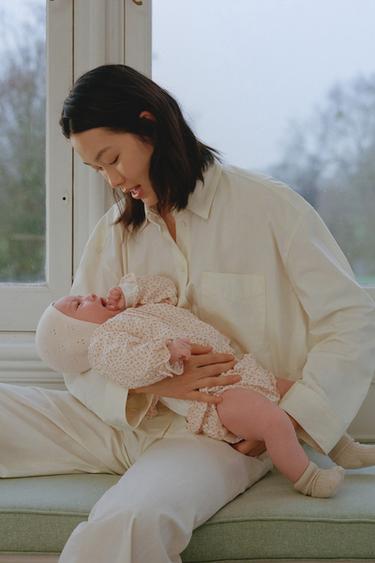 MBATHJE ME TEKSTURË ME LULE - Ngjyrë natyrale nga Zara