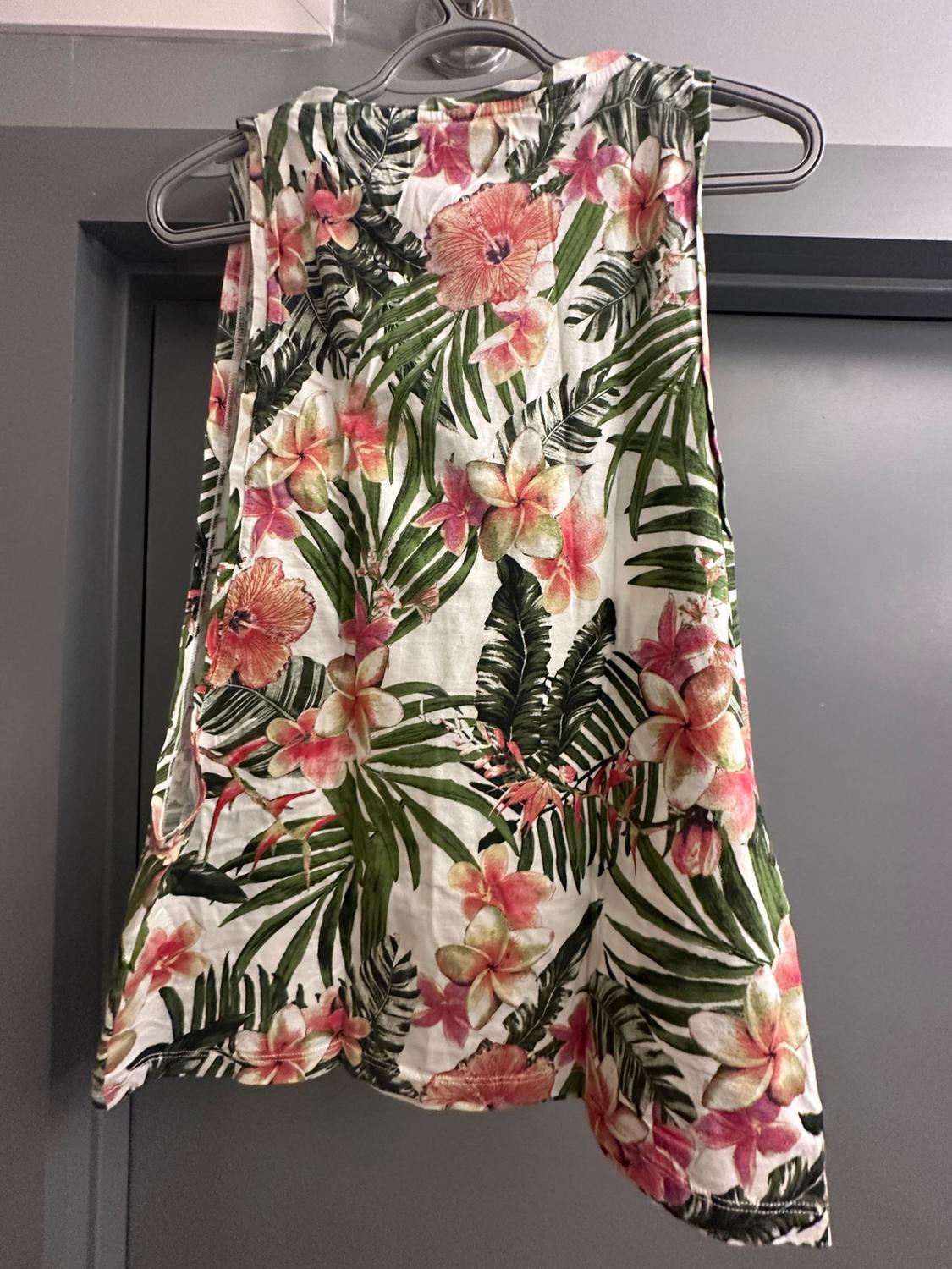 SLEEVELESS FLORAL TSHIRT ROUND NECK SLEEVELESS PRINTED TSHIRT. BREAST POCKET. - Image 4