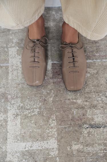 ZAPATO PLANO PIEL CORDONES - Gris Topo de Zara