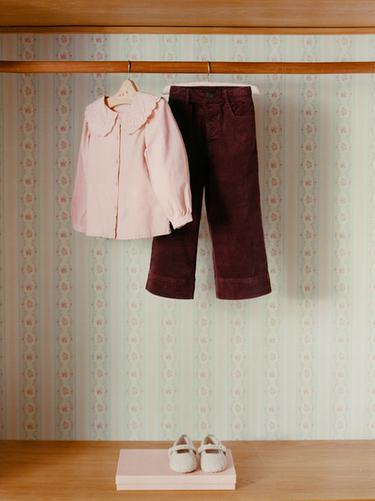 بنطلون مخملي طراز بحّاري - عنابي الخاص بـ Zara