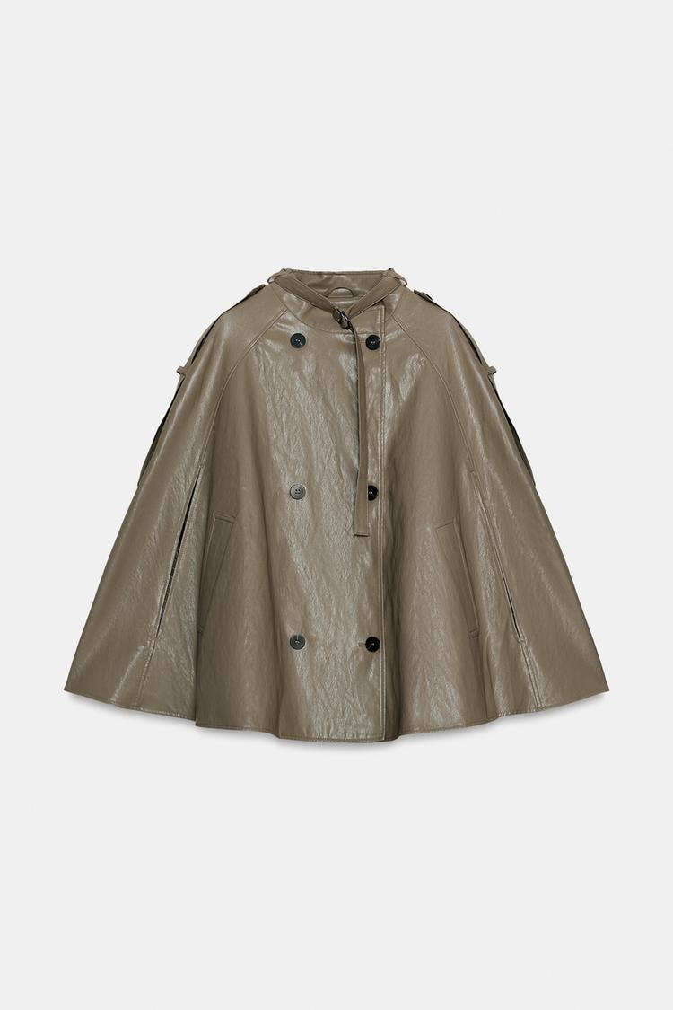 Přední pohled na šedohnědou bundu-pončo s rolákovým límcem, dlouhými rukávy, předními kapsami a zapínáním na knoflíky.