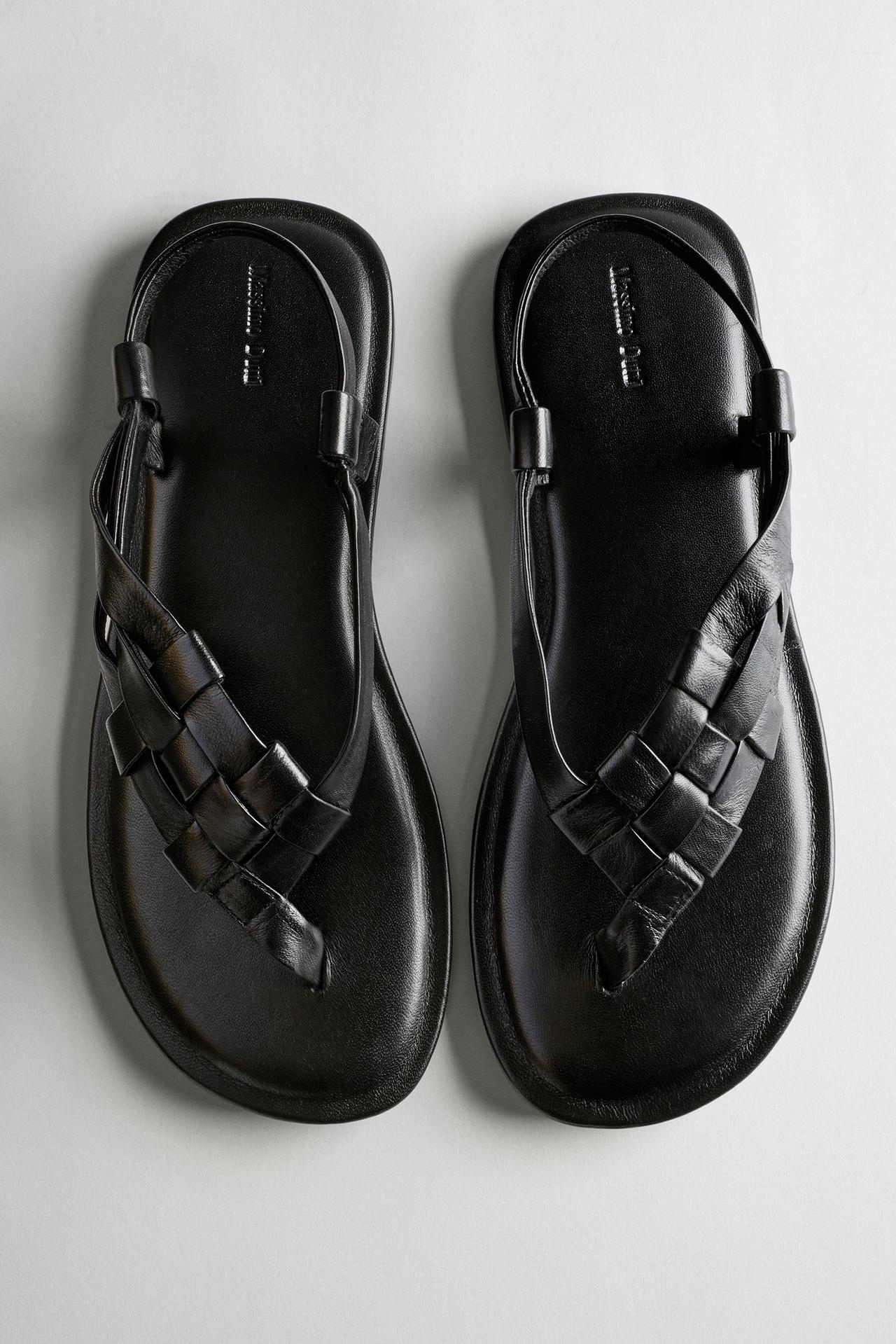 Flat woven leather sandals — Black