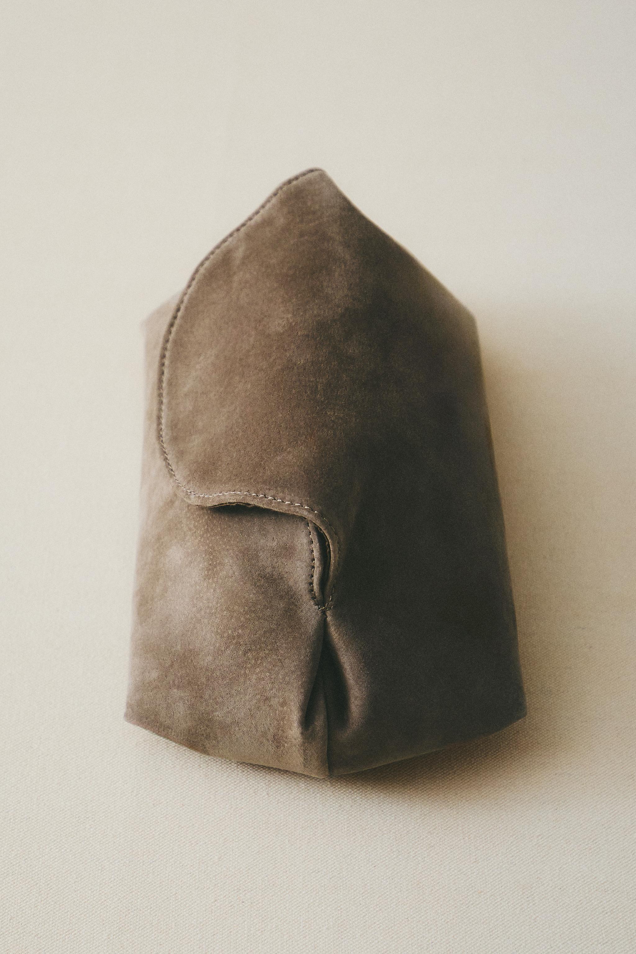 TOILETRY BAG IN SOFT LEATHER — Greenish