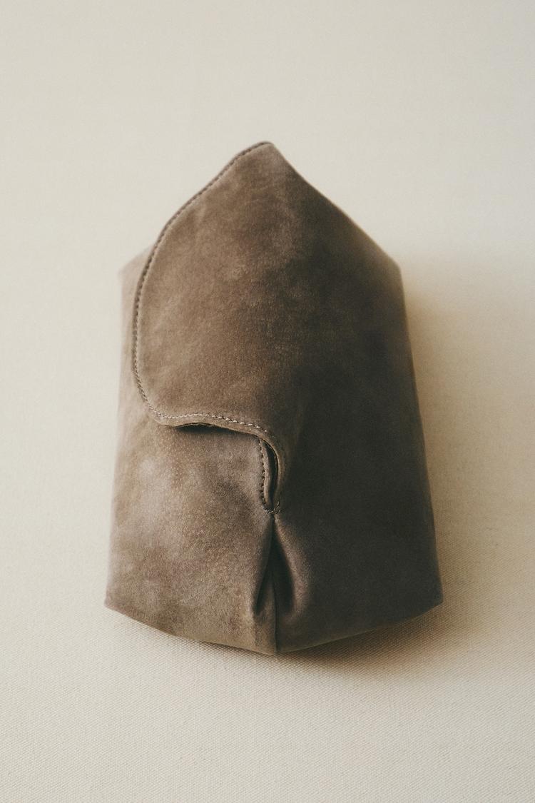 TOILETRY BAG IN SOFT LEATHER — Greenish