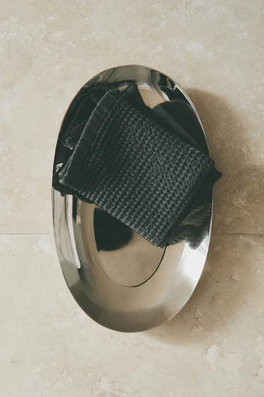 BADTABLETT AUS GLÄNZENDEM METALL - Silber von Zara