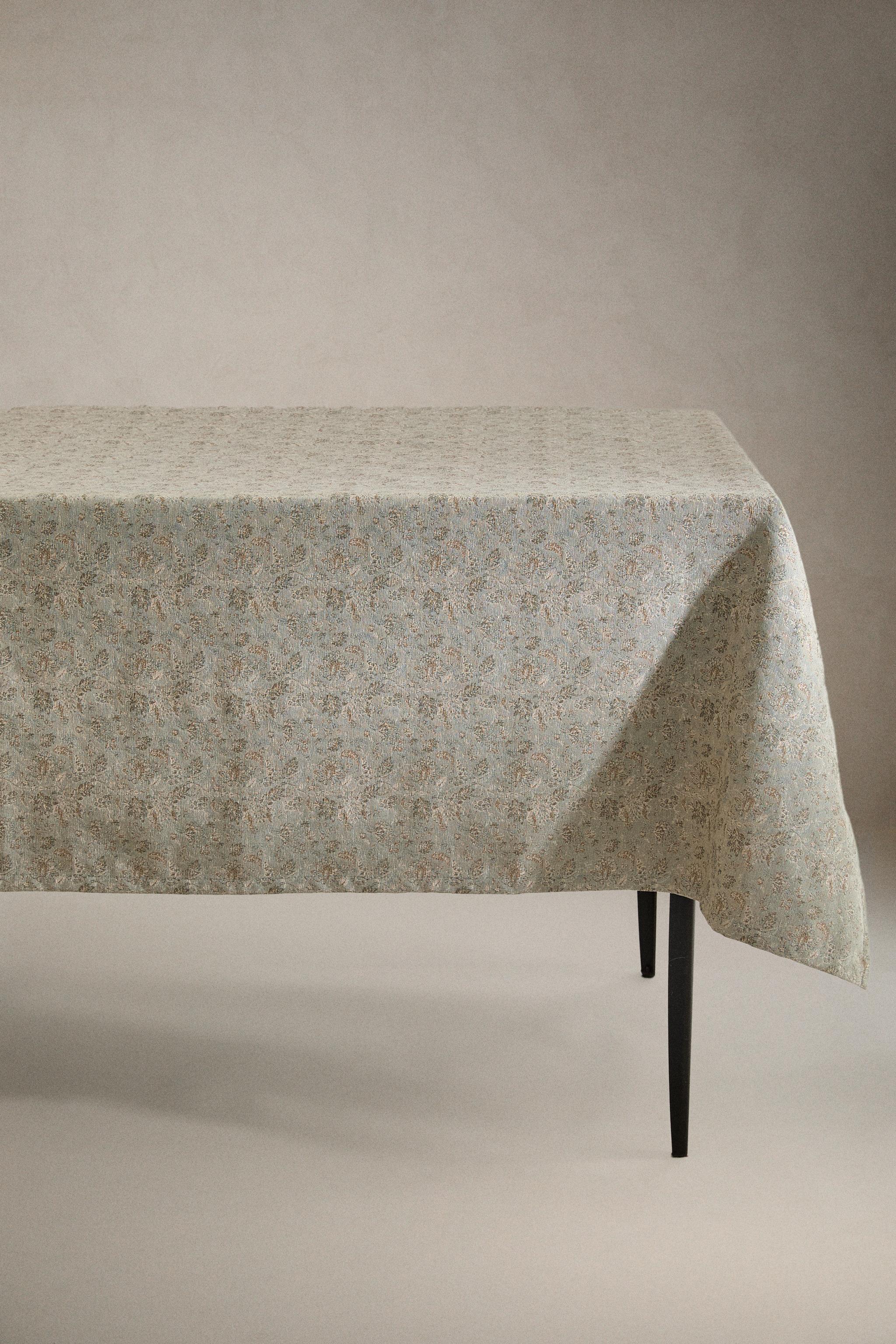 FLORAL JACQUARD TABLECLOTH