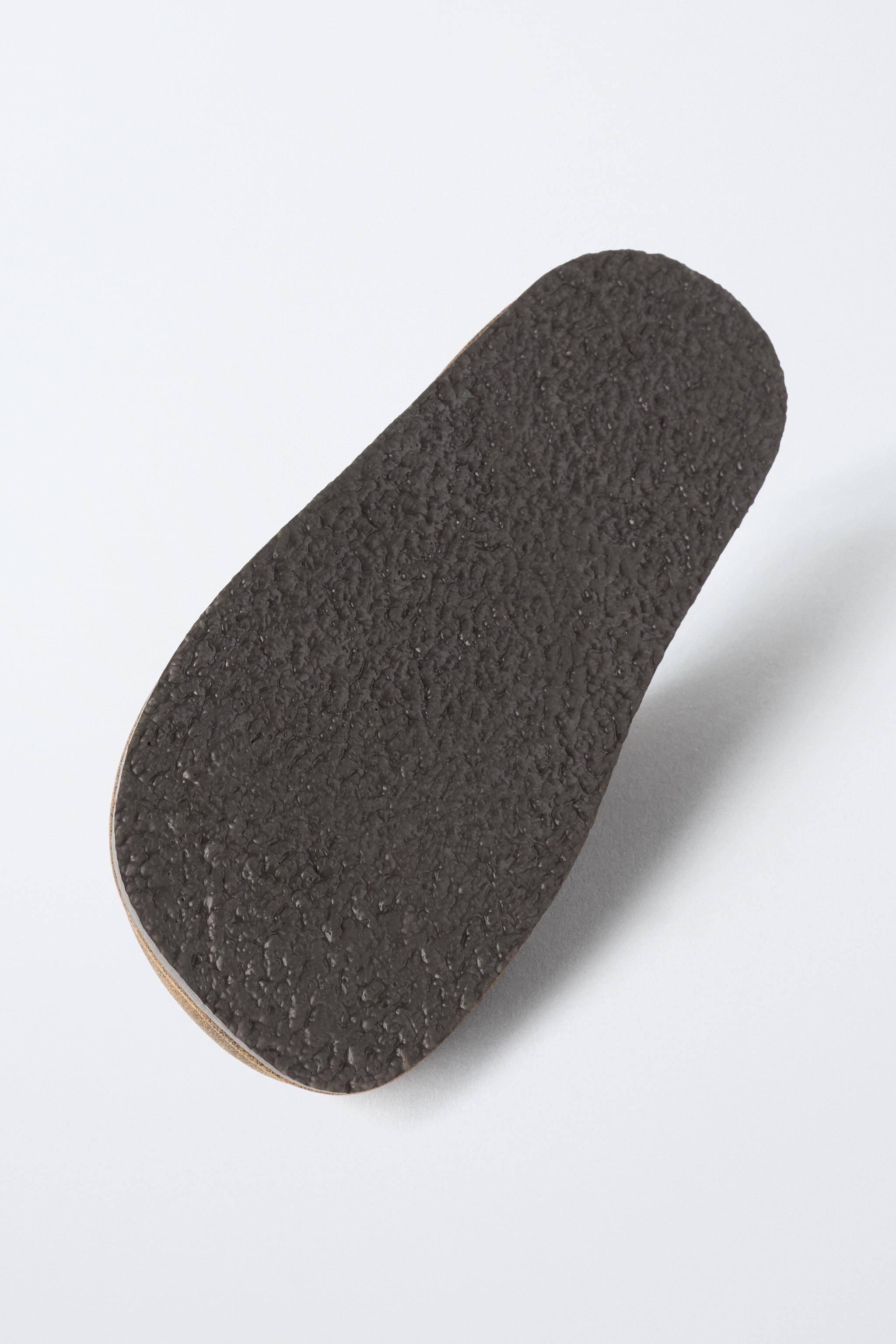 LEATHER BUCKLE SHOES